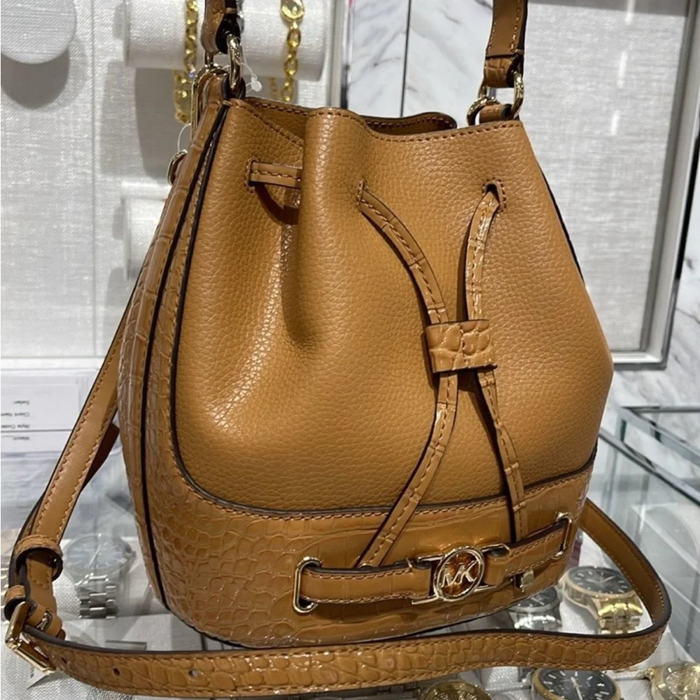 MICHAEL KORS
Reed Medium Pebbled Leather Belted Bucket Messenger SatchelCrossbo - Picture 3 of 16